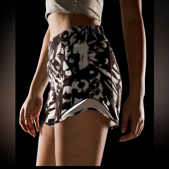 Lululemon Hottie Hot High Rise Lined Short 4" Size 4- Espresso/Bone Color NWT - Picture 4 of 11